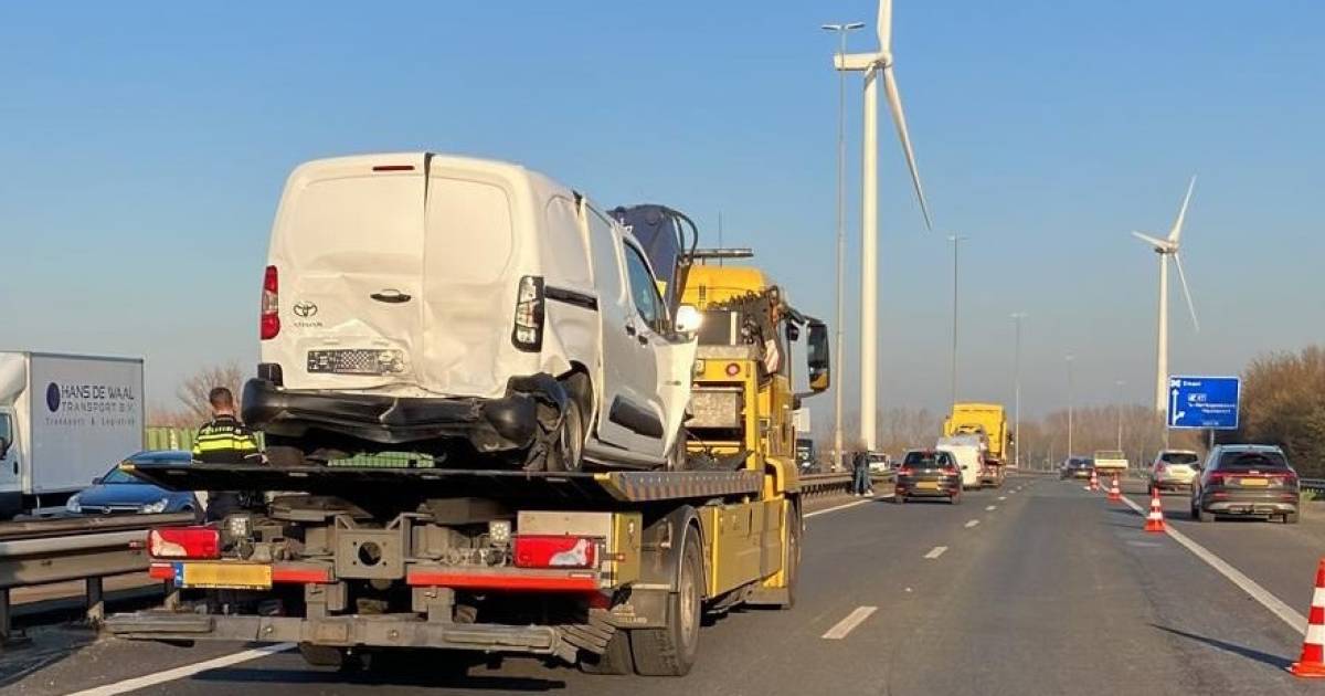 Uur vertraging op A59 richting Den Bosch door ongeval met meerdere auto’s.