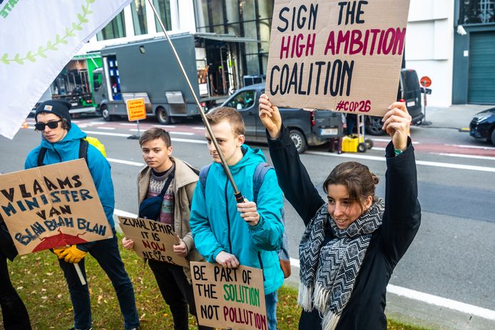 Actievoerders van Youth for Climate en de Klimaatcoalitie protesteren voor het kantoor van Vlaams minister van Omgeving, Zuhal Demir (N-VA).