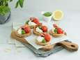 Wat Eten We Vandaag: Blini’s met burratacrème, pesto en parmaham