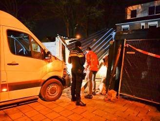 Man rijdt met bestelbus carport binnen in Veldhoven, muur afgebrokkeld en dak ingestort