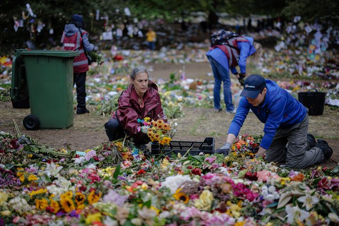 Vrijwilligers halen bloemen voor de Queen weg uit Londense parken.