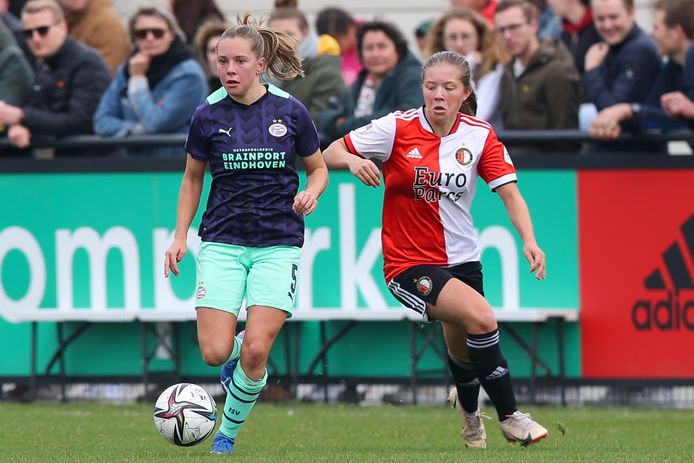 PSV-speelster Janou Levels loopt met de bal weg van doelpuntenmaakster Romée van de Lavoir.