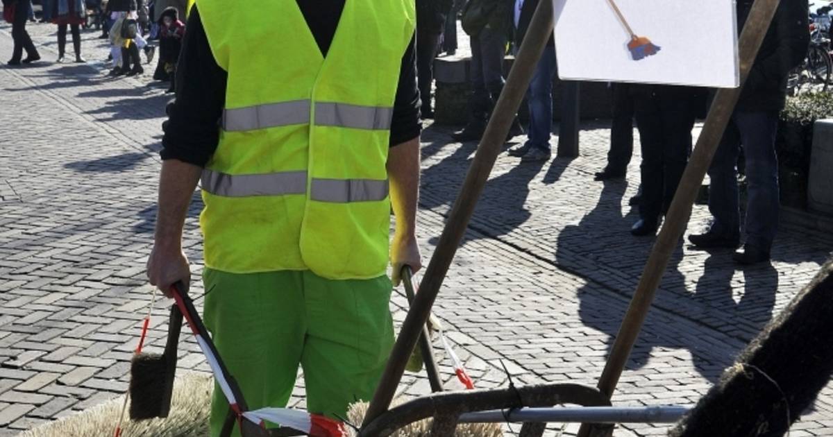 Krantenjongens en Bessum Woagen in optocht Hulsel | Reusel - De Mierden