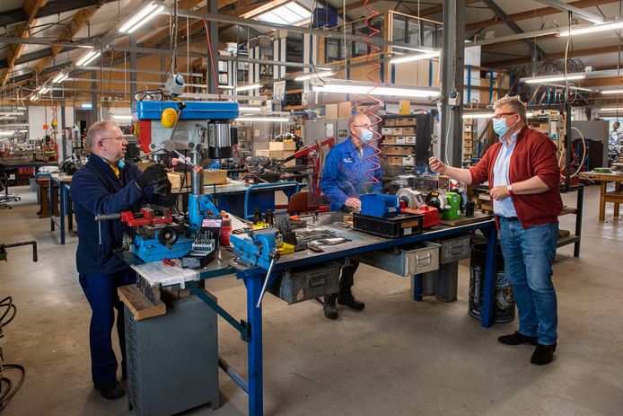 De werkplaats van Tools to Work in Teteringen met rechts directeur Lex Merlijn.