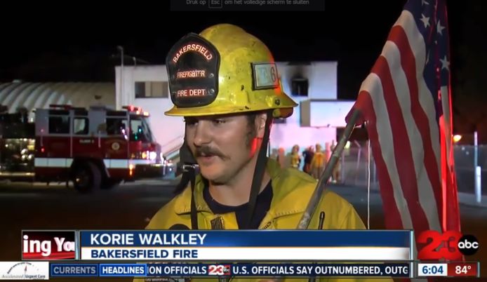 Een brandweerman uit Bakersfield, Californië, vertelt trots waarom hij de vlag redde.
