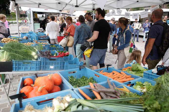 De wekelijkse markt lokte meteen heel wat klanten naar het Dorpsplein van Sint-Genesius-Rode.