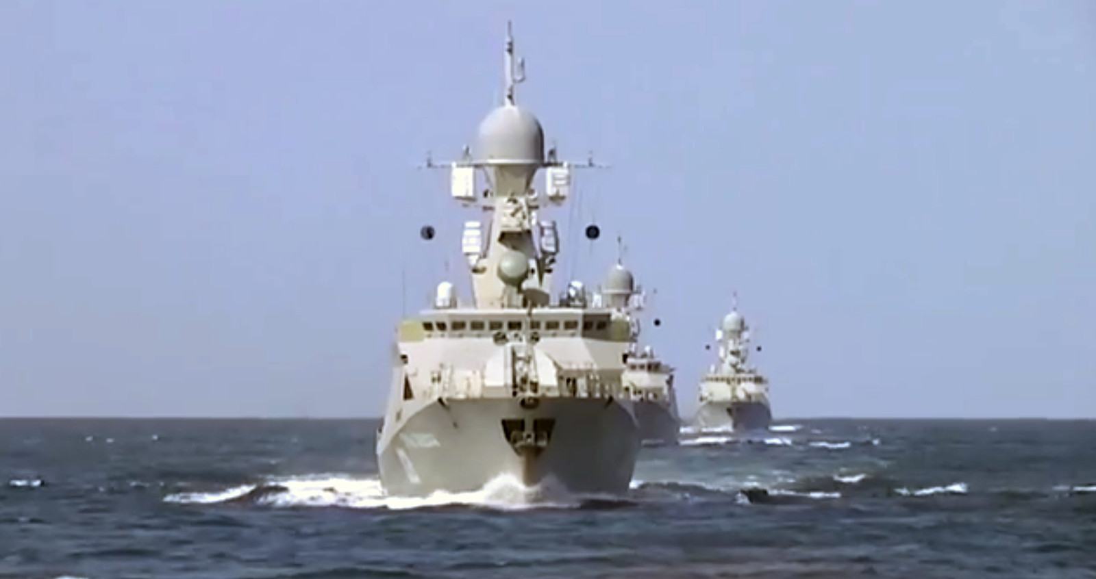 Het Russische ministerie van Defensie verspreidde foto's van de marineschepen waarvan 26 kruisraketten zijn afgevuurd. De schepen zijn gelegen in de Kaspische Zee.