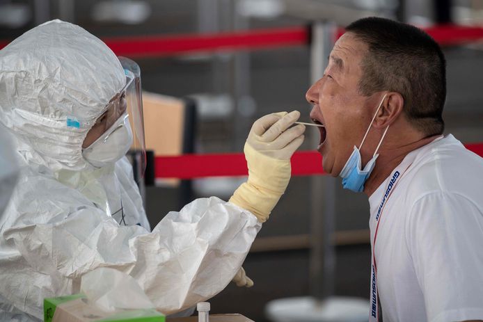 Een man wordt in Peking getest op het coronavirus.
