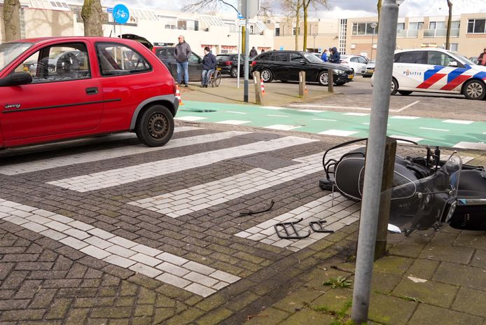 Het ongeval gebeurde in het centrum van Helmond, tegenover pizzaketen Domino's.  De scootmobiel raakte zwaar beschadigd.