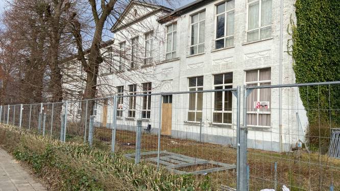 Oude jongensschool afgeschermd met hekken na vandalisme en illegale feestjes