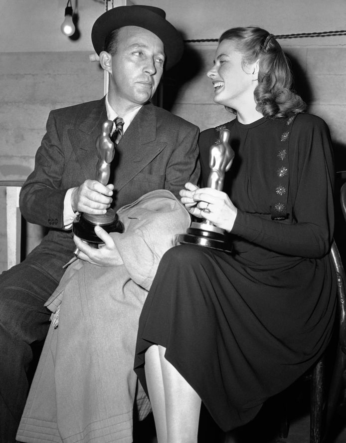 Bing Crosby, met z'n Oscar voor 'Going My Way' naast mede-winnaar Ingrid Bergman