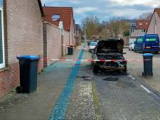 Geparkeerde auto brandt uit in Enschede, politie doet onderzoek