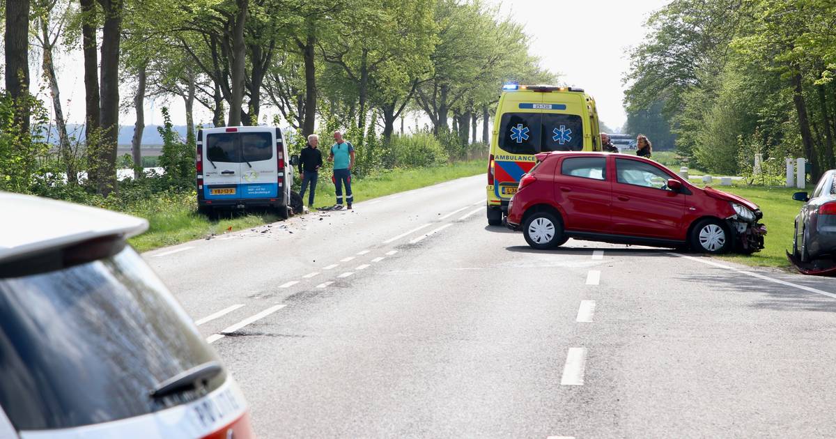 Gewonde bij frontale botsing auto’s op N351 bij Emmeloord.