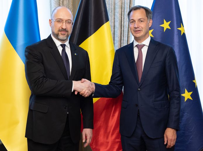 De eerste minister van Oekraïne Denys Shmyhal (L) en premier Alexander De Croo (R).