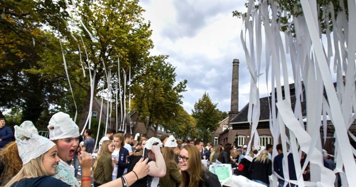 Geintje met wc-papier groeit uit tot traditie op kermismaandag in Vessem (video)