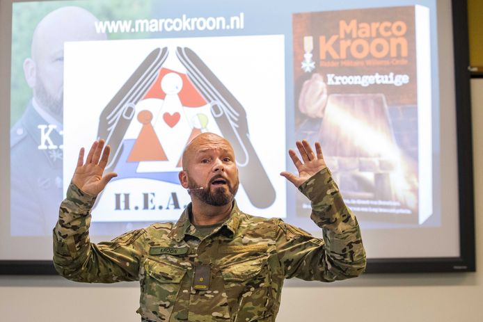 Majoor Marco Kroon houdt een lezing in Buitencentrum De Sallandse Heuvelrug tijdens de traditionele Veteranendag in de gemeente Hellendoorn.