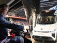 Bart De Wever kroop in het Sportpaleis achter het stuur van de elektrische vrachtwagen van de Chinese truckbouwer Windrose. Het bedrijf overweegt een investering van zo'n 300 miljoen euro in de Antwerpse haven.