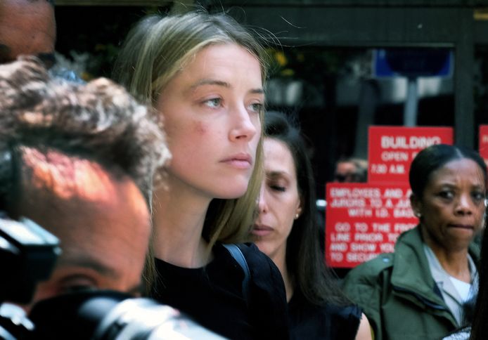 Amber Heard verlaat de rechtbank, waar ze net een contactverbod heeft aangevraagd. Op haar wang is een blauwe plek te zien, waar Depp haar geraakt zou hebben met een gsm.