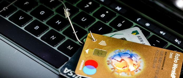 Phishing: gegevens binnen hengelen van mensen die in een e-mail op een foute link hebben geklikt of gegevens hebben achtergelaten via de mail.