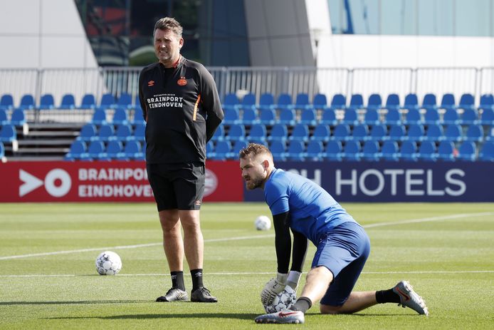 Ruud Hesp en doelman Jeroen Zoet tijdens het trainingskamp in Doha.