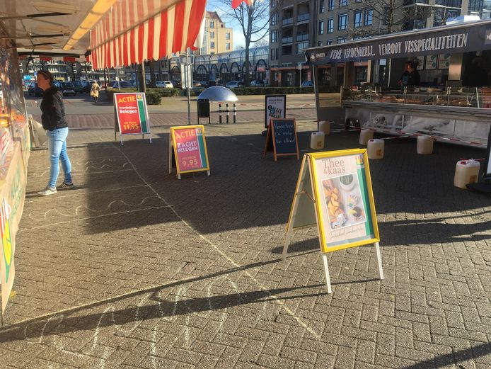 De marktkooplui in Oss maken het de klanten op allerlei manieren makkelijk om 1.5 meter afstand te houden.