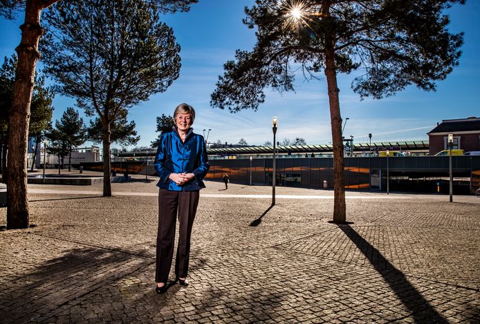 Petra van Wingerden-Boers op het Stationsplein in Apeldoorn. Ze werd op 6 februari 2019 benoemd tot waarnemend burgemeester van Apeldoorn en vervulde deze functie tien maanden.