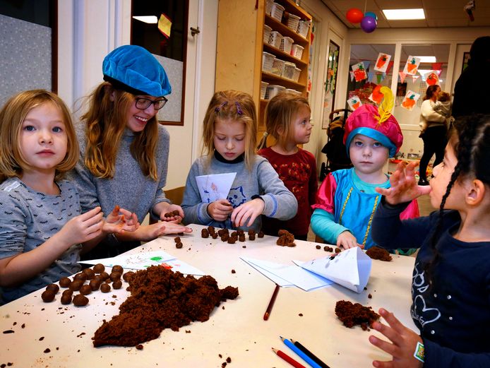 Tientallen kinderen gingen gisteren aan de slag om hun eigen strooigoed te maken en bakken.