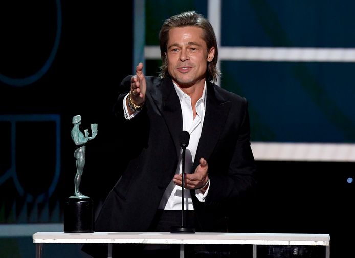 Brad Pitt geeft een geanimeerde speech op de SAG Awards