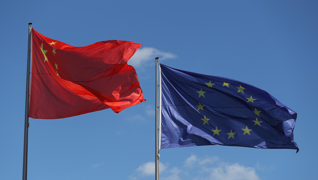 De Chinese en EU-vlag wapperen samen in Brussel bij het begin van het topoverleg van de twee machten. Beeld getty