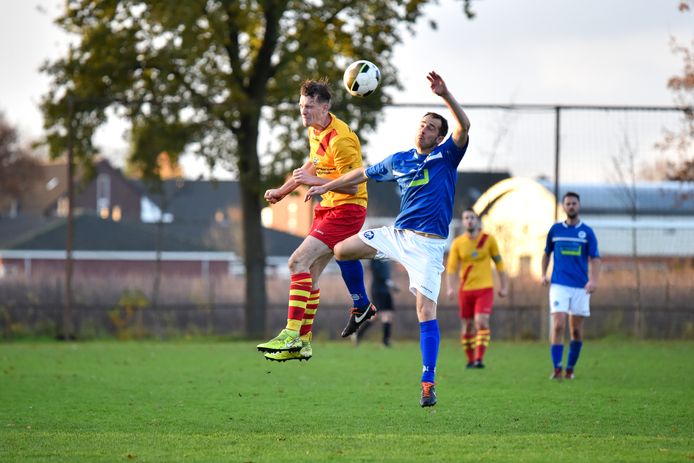 Schijf-speler Falco Potters (links) en VVR-speler Maarten Adriaensen vochten de nodige duels uit.