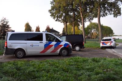 Vier inbrekers gevlucht na diefstallen in Nieuwaal, kleine tractors gevonden in achtergelaten bussen