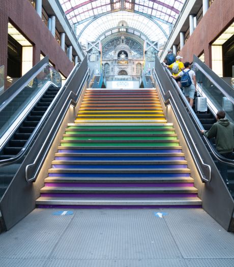 Antwerp Pride ontvangt toeristen in regenboogkleuren in Centraal-Station