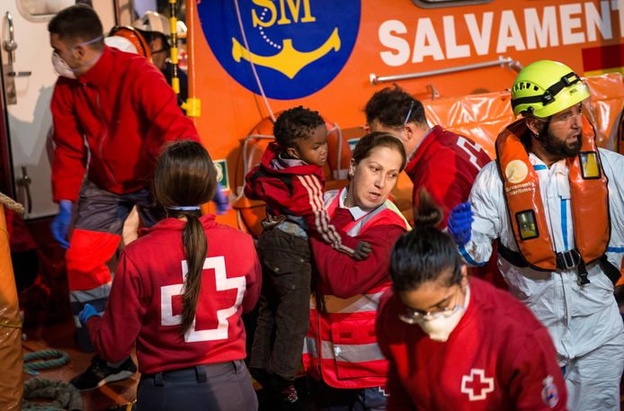De Spaanse reddingsdiensten brachten al 65 mensen in veiligheid, onder wie zes vrouwen en drie kleine kinderen.