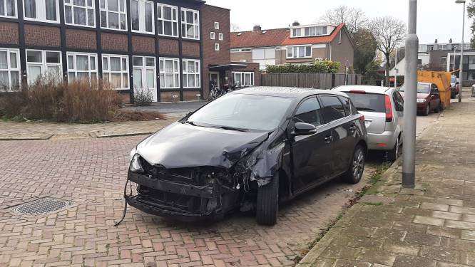 Dit autowrak ontsiert al weken Eindhovense straat, maar niemand sleept het weg: hoe kan dat?