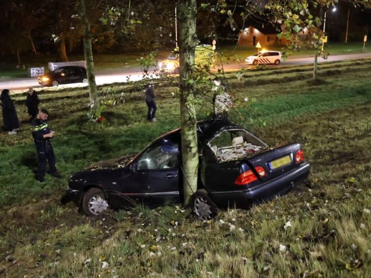 Auto botst tegen boom bij Boutenslaan Eindhoven, bestuurder gewond