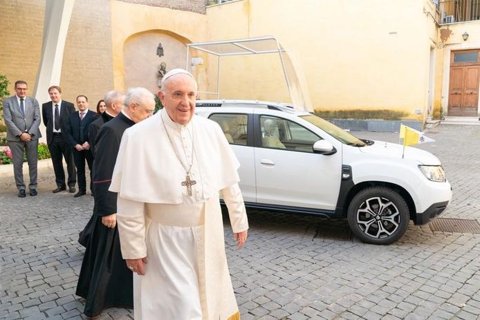 Alle bedrijfswagens elektrisch? Paus Fransiscus denkt er duidelijk het zijne van.
