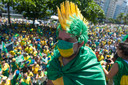 Het Brazilië van Bolsonaro: een mensenmenigte, maar wel een mondkapje.