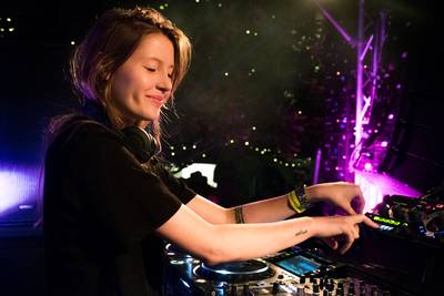 Charlotte de Witte voor de derde keer op rij verkozen tot beste techno-dj ter wereld