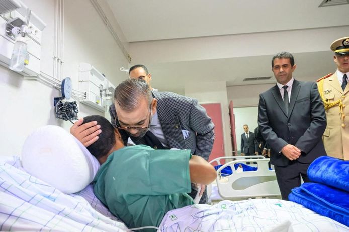 Koning Mohammed VI van Marokko tijdens een bezoek aan overlevenden van de aardbeving.