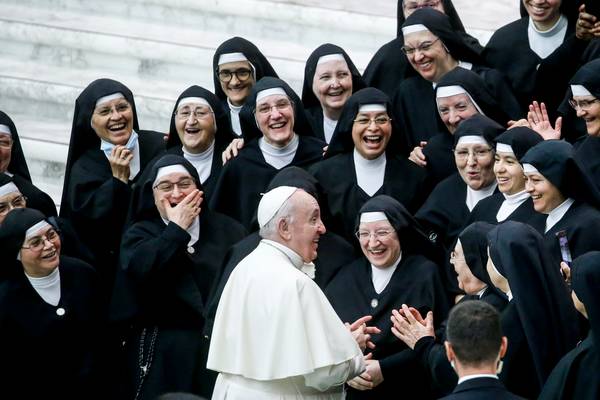 Paus Franciscus groet een groepje nonnen in Vaticaanstad, op 20 oktober 2021.