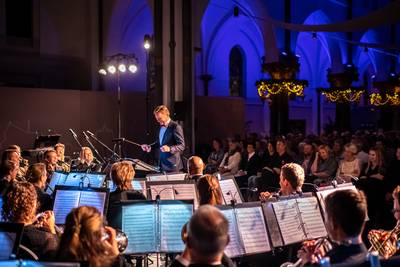 Dirigeren op filmmuziek voor een groot orkest; vijf bekende Klundertenaren proberen het in Maestro