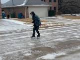 Amerikaan schaatst op beijzelde straat na hevige sneeuwstorm