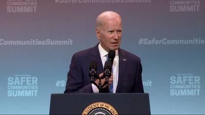 KIJK. Vreemde uitspraak van Biden tijdens speech over wapenbeleid gaat de wereld rond: “God, bewaar de Koningin”