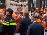 Koning Willem-Alexander geeft vrouw in publiek handkus