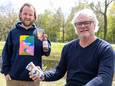 Jan Jaap Bulder (links) en Rob Telgenkamp (rechts) presenteerden vorige maand trots de eerste plasticvrije drinkbeker van Nederland voor festivals. Nu blijkt de term niet te kloppen
