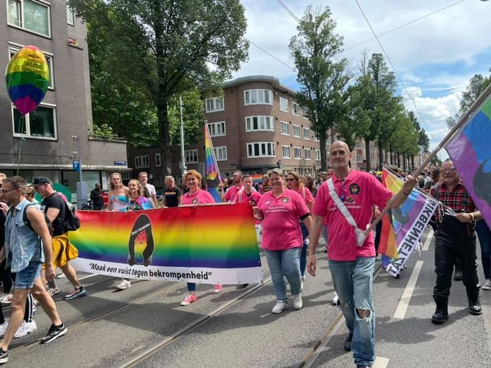 Henrie Wolbrink (rechts met vlag) liep zaterdag mee in de Pride Walk in Amsterdam. Deze foto plaatste hij op zijn Facebookpagina. Een  medewerker van Slachtofferhulp Nederland noemde de foto provocerend.