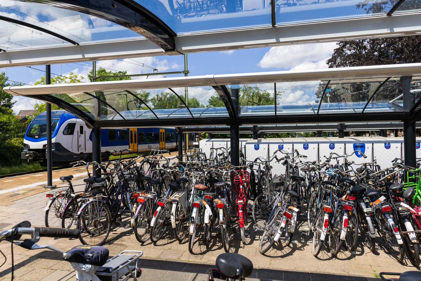 Naar zo’n 110 fietsen die gestald staan bij het station in Vught kijkt niemand meer naar om. De eigenaren kunnen ze nog tot 14 juli ophalen.