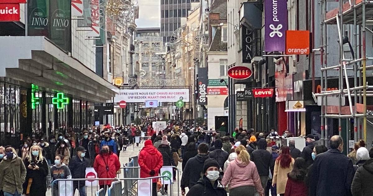 La rue Neuve déjà bondée, l’accès via la place de la Monnaie fermé