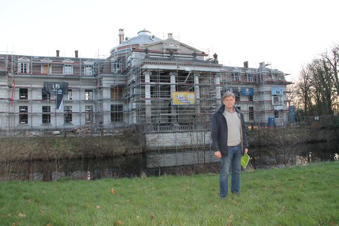 Bouwheer Jan Romel van Urbes met op de achtergrond het kasteel Blauwhuis in de steigers.