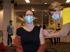 In alle vroegte is het vaccineren voor verpleeghuispersoneel begonnen: de eerste prik is voor Danielle